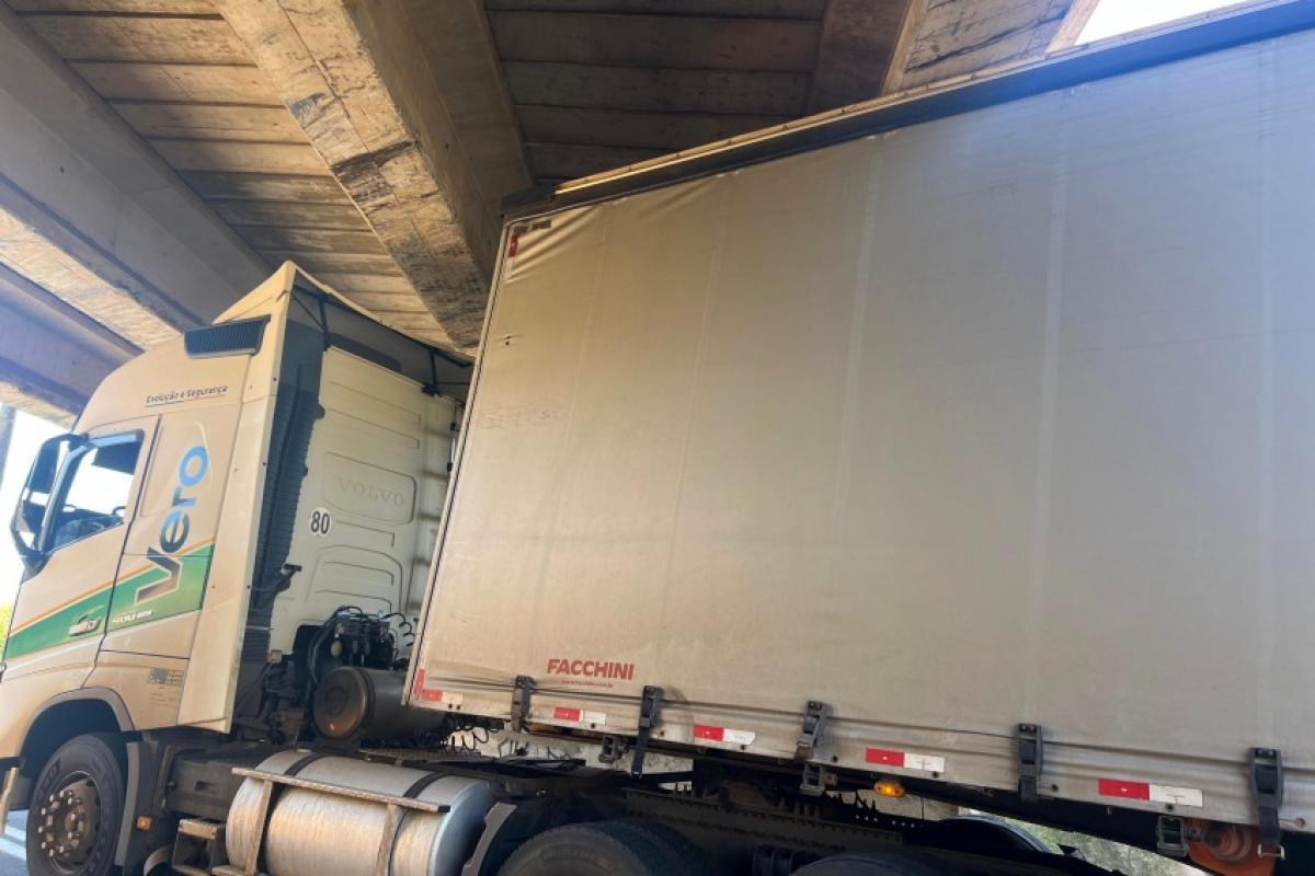 Caminhão vindo do Chile 'enrosca' em viaduto de Bauru; VÍDEO