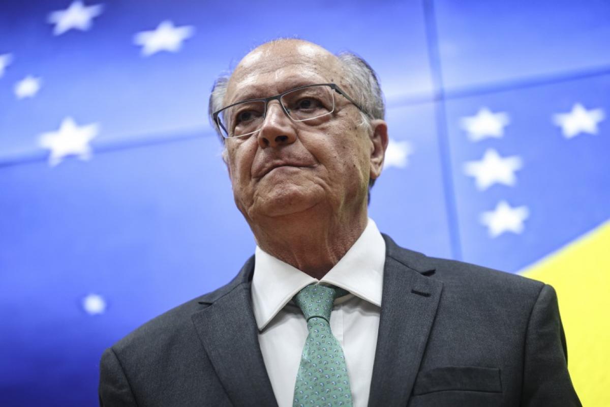 Clã Bolsonaro usa PCC para desviar foco do Master, diz Alckmin