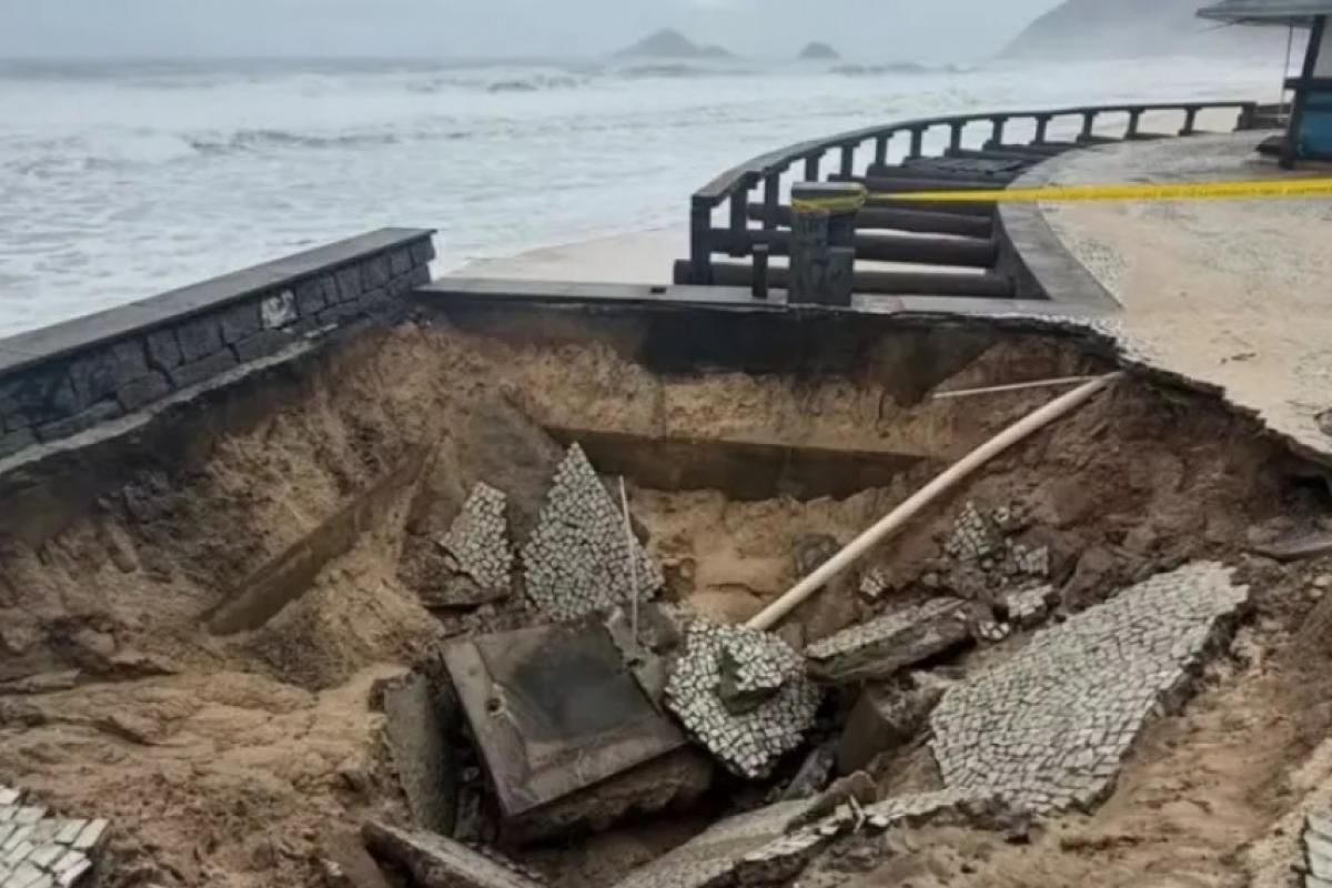 Com alerta de ressaca, ondas destroem parte de calçadão no Rio