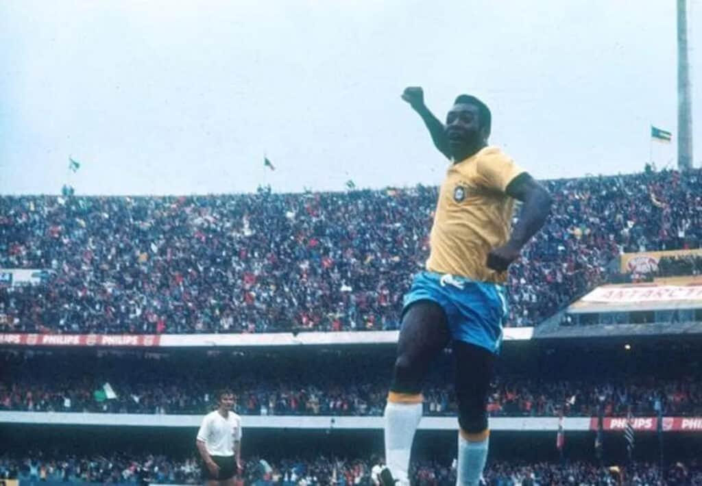 Como nasceu o 'soco no ar'; a comemoração de Pelé que marcou história no futebol