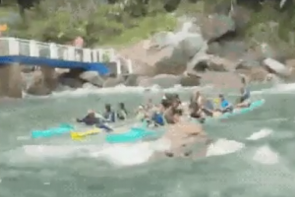 Correnteza arrasta canoas com pessoas; havia alerta de mau tempo