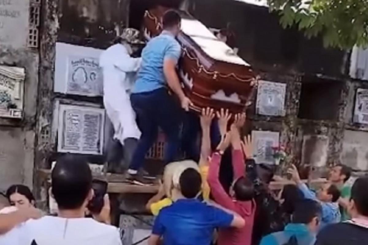 Em funeral, estrutura cede e caixão cai sobre coveiros