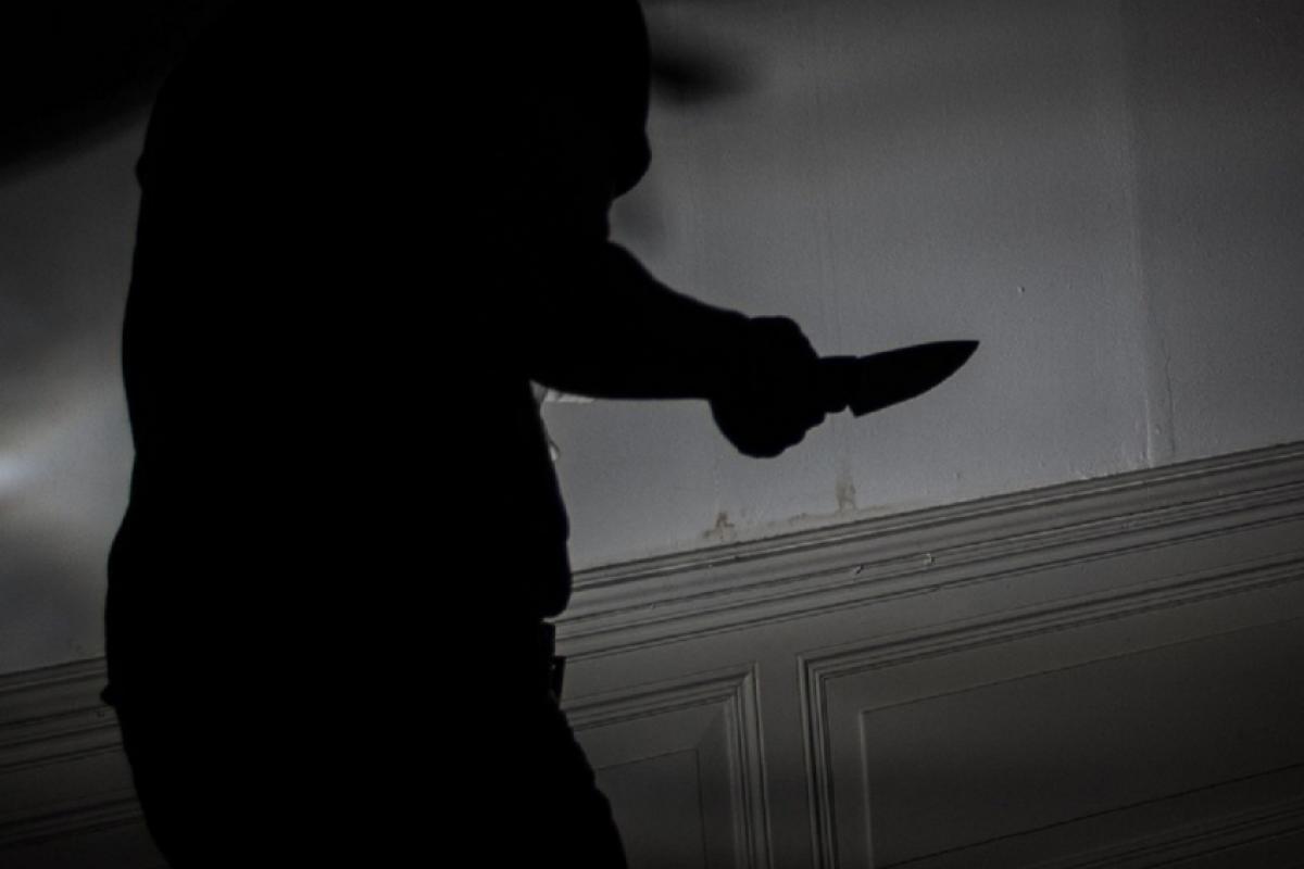 Esfaqueou mulher após vê-la tomar banho com morador de rua