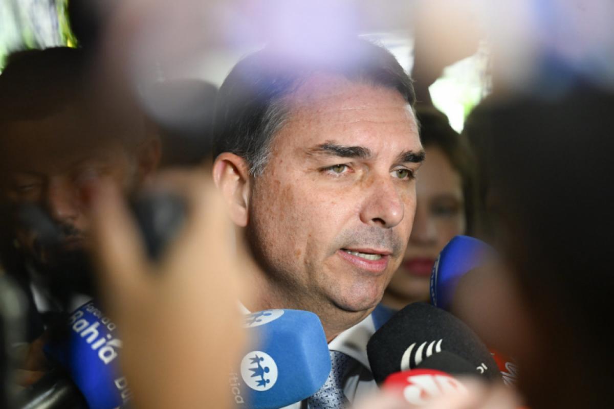 Flávio Bolsonaro troca de marqueteiro após caso Dark Horse