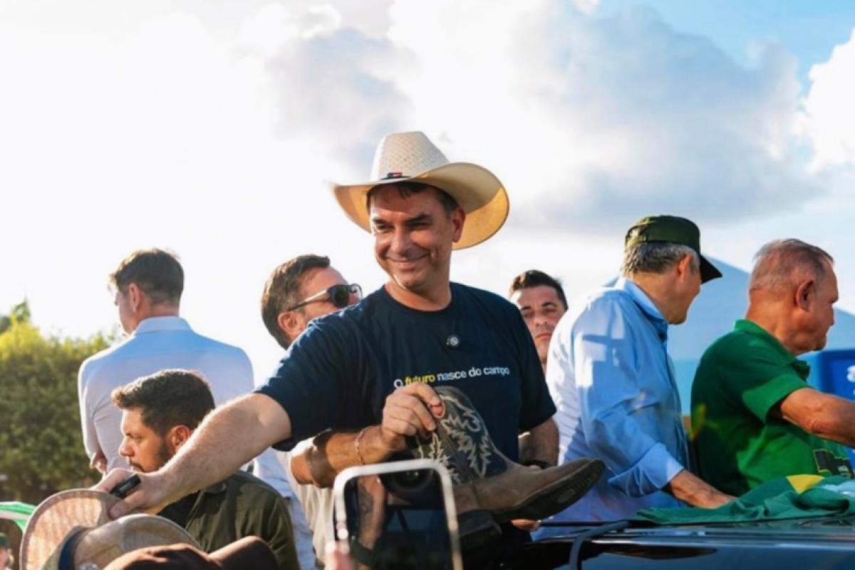 Flávio cobrou R$134 milhões de Vorcaro para filme sobre Bolsonaro