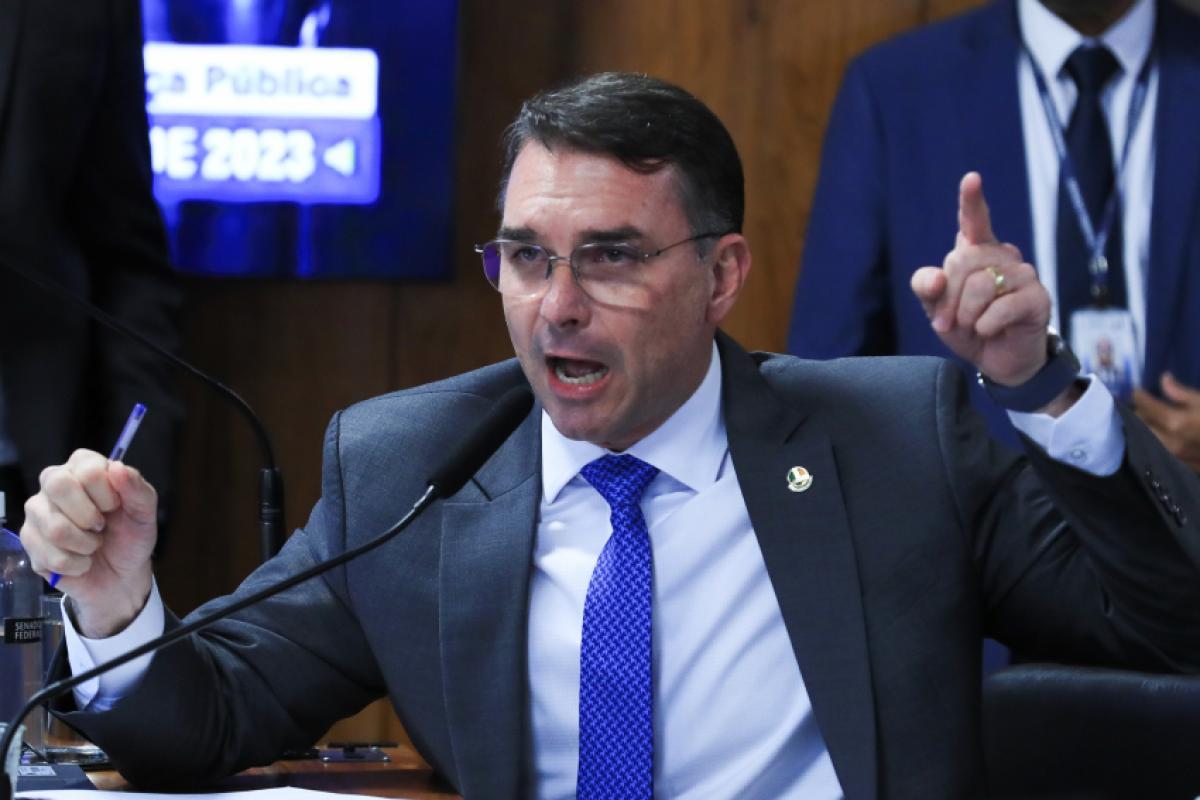 Flávio fala em 'zero dinheiro público', mas produtora tem emendas