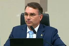 Flávio tenta barrar pesquisa que mostra queda de intenção de voto