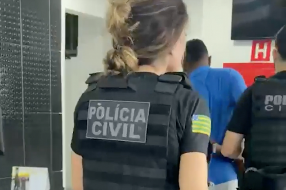Homem ameaça 'matar todo mundo' e é preso com dinamite no sofá