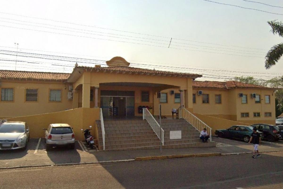 Homem ataca vizinho com facão após briga por fumaça e é espancado