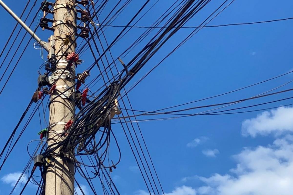 Homem faz 'gato' para levar energia até sua casa e acaba preso