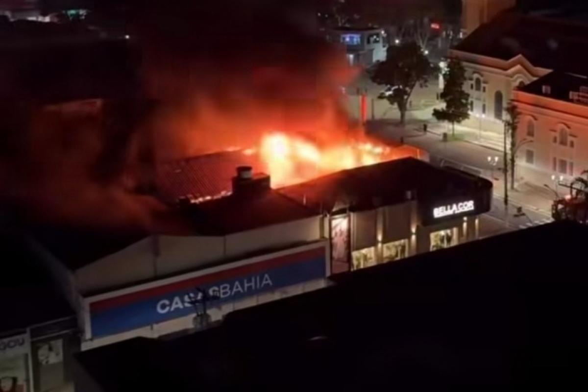 Incêndio destrói Casas Bahia no centro de Santa Bárbara