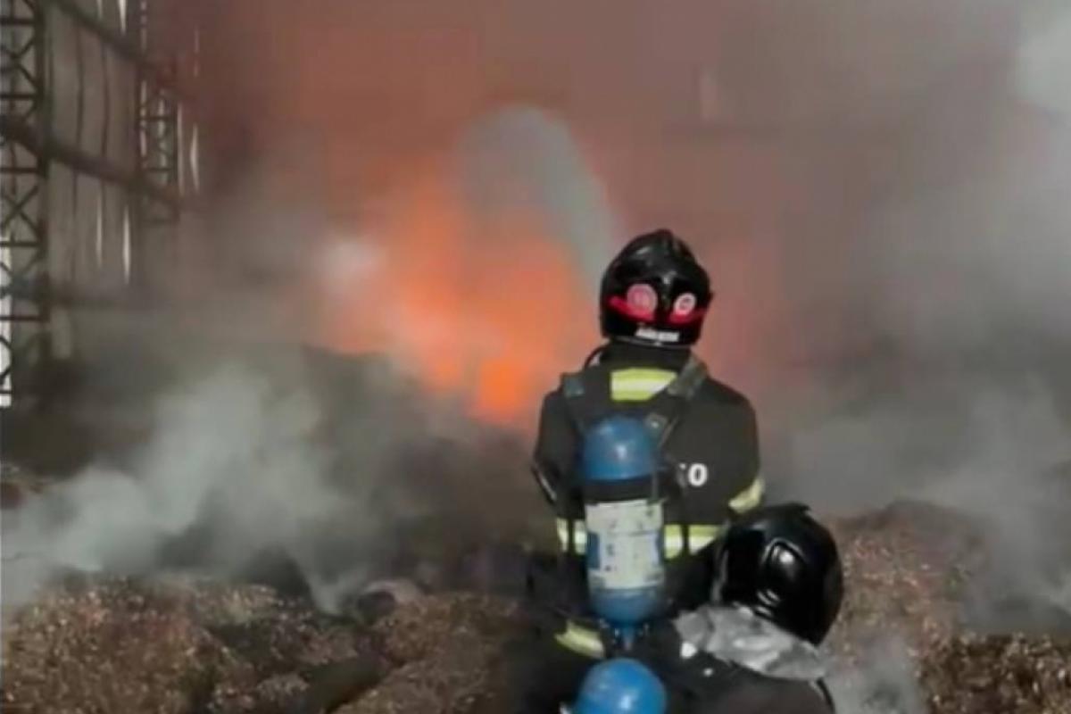 Incêndio em barracão de palha deixa um morto e cinco feridos