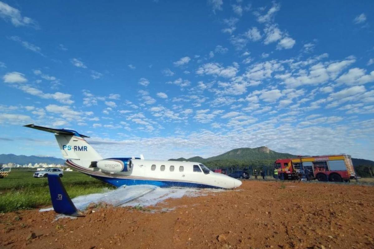 Jatinho sai da pista e quebra asa em pouso no Aeroclube de SC