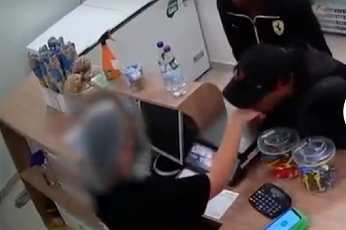 Ladrão 'romântico' beija mão da vítima durante assalto; VÍDEO