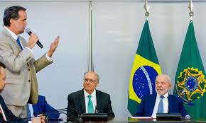 Lula assina Medida Provisória e zera 'taxa das blusinhas'