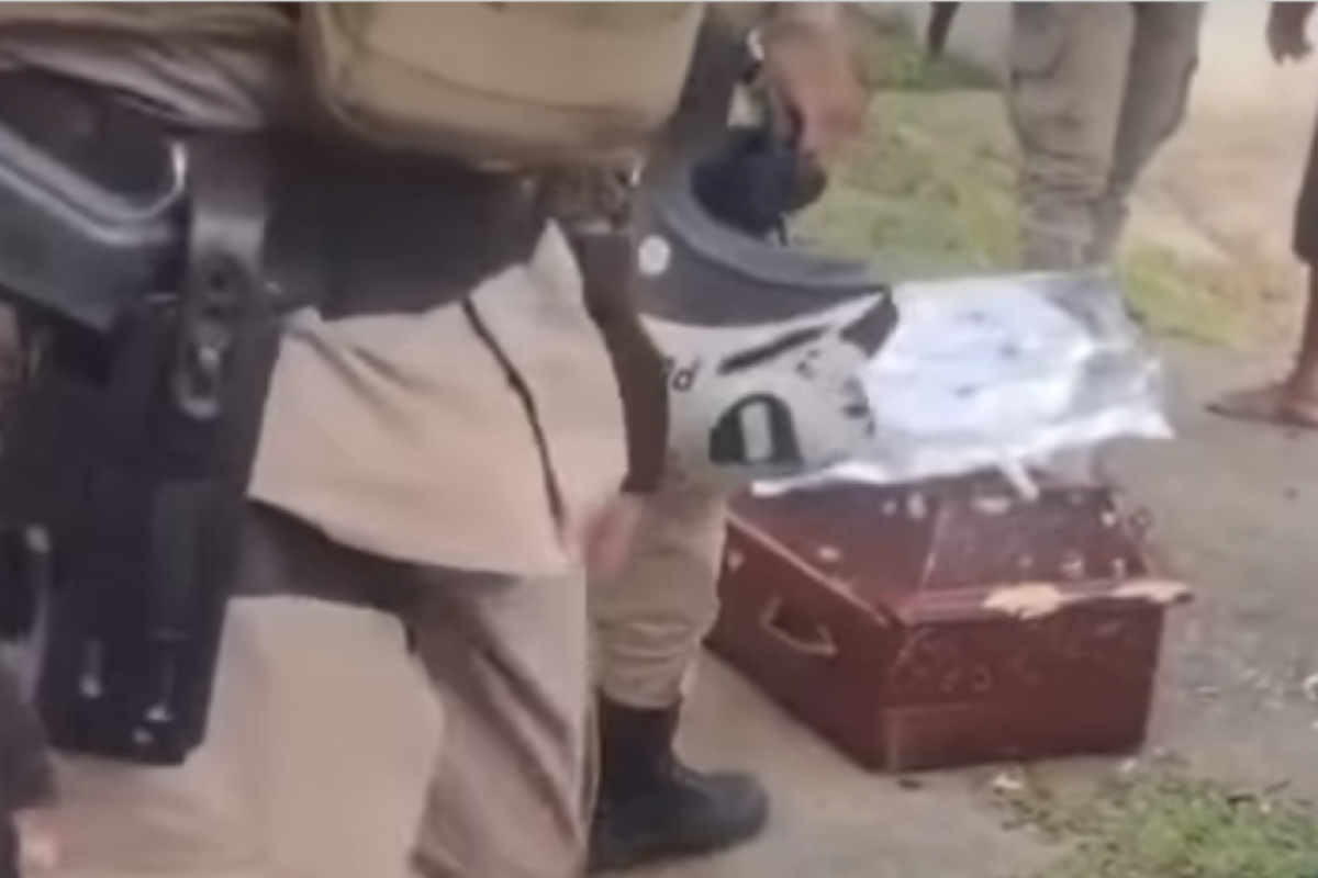 Membros de facção invadem enterro e atiram em caixão; VÍDEO