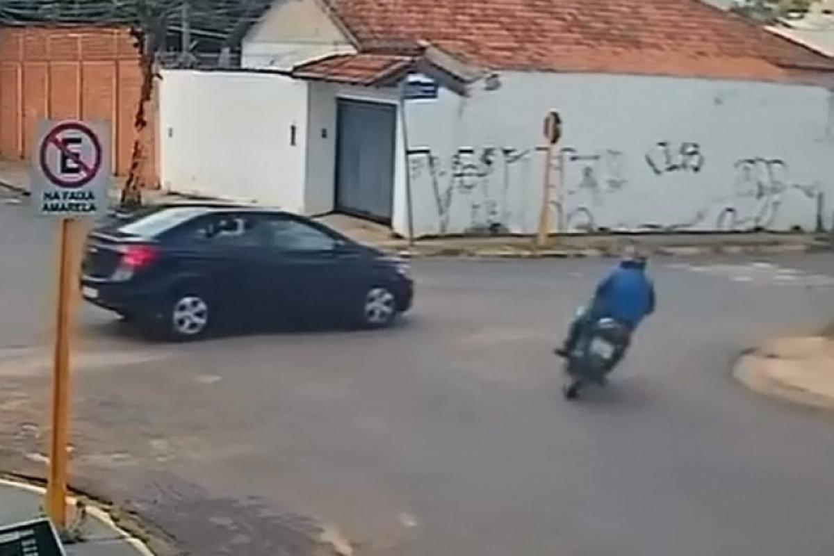 Motociclista habilidoso escapa de acidente em Bauru; VÍDEO