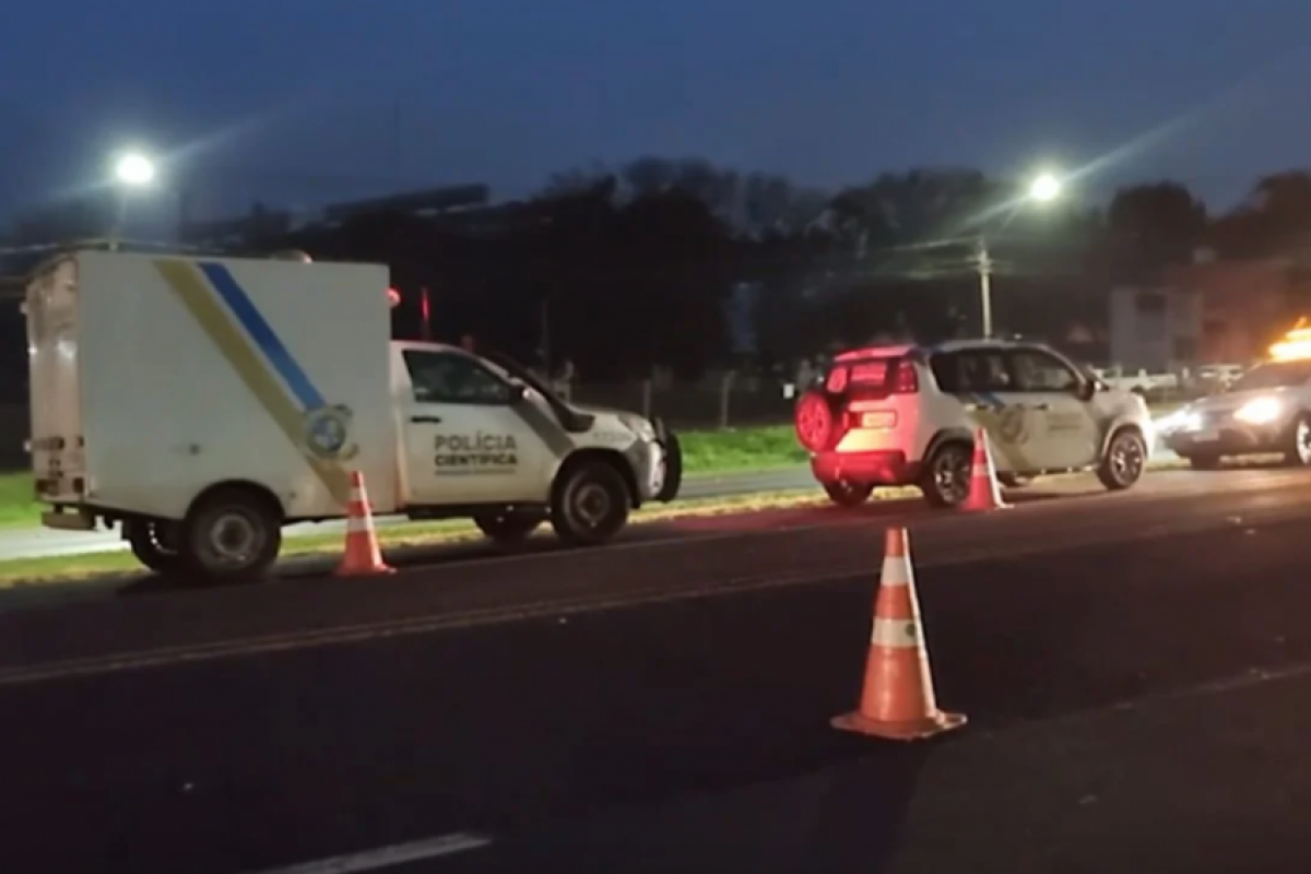 Motorista sai do carro após batida e morre atropelado