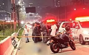 Mulher morre ao bater moto para fugir de assalto em São Paulo