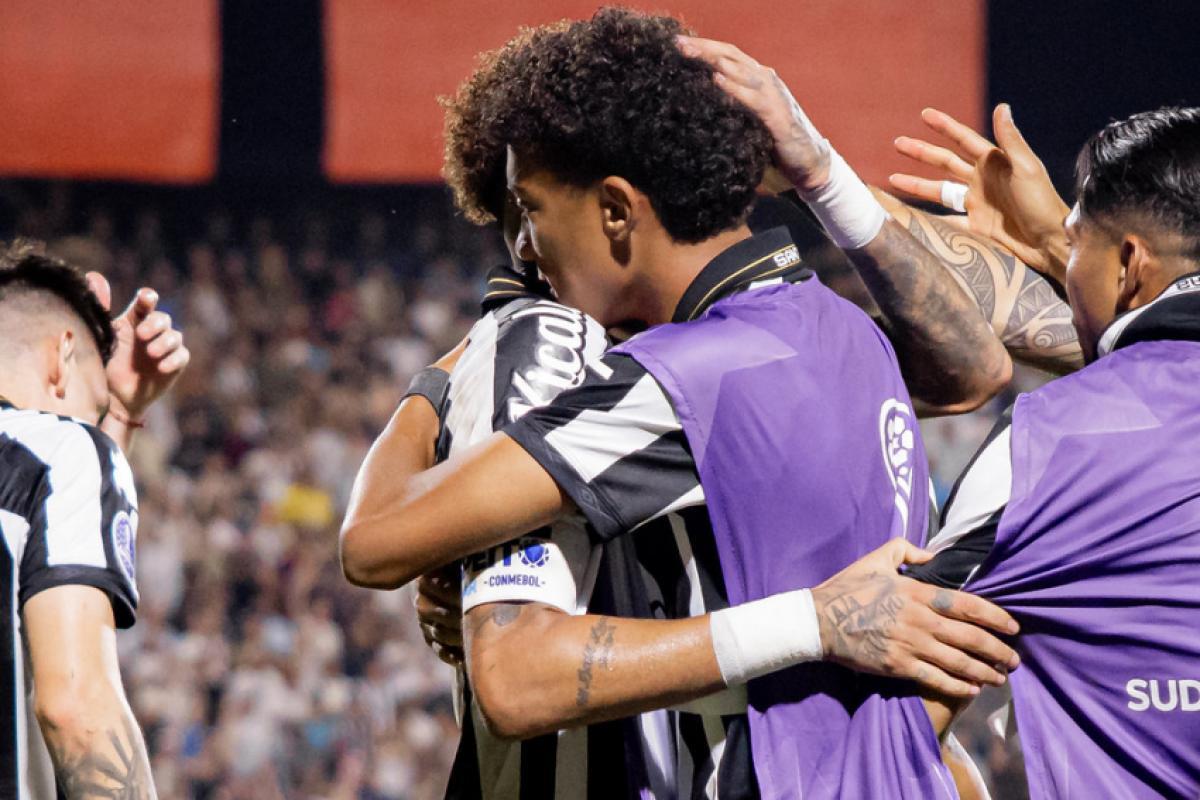 Neymar marca, festeja com Robinho Jr., mas Santos tropeça
