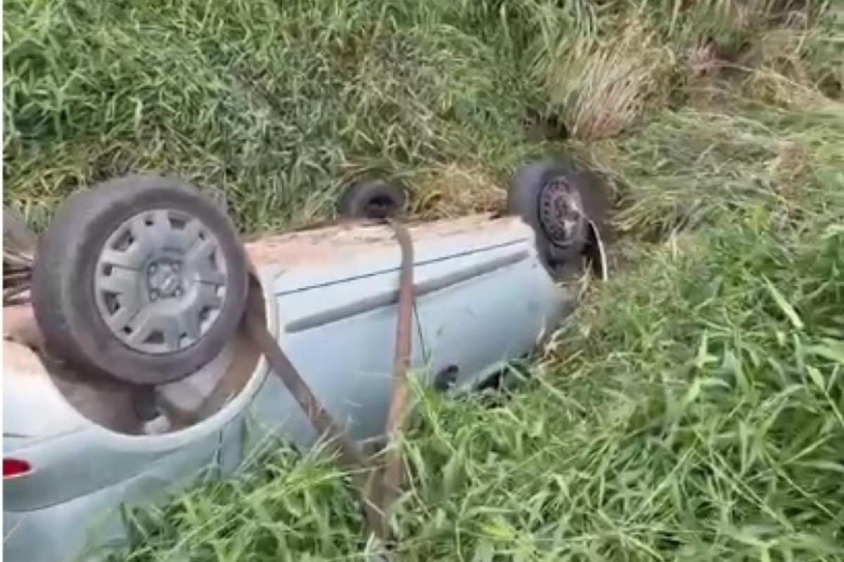 Pai capota carro com a filha durante ligação de vídeo para a ex