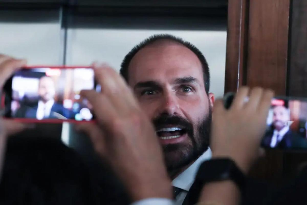 PGR pede ao Supremo condenação de Eduardo Bolsonaro por coação