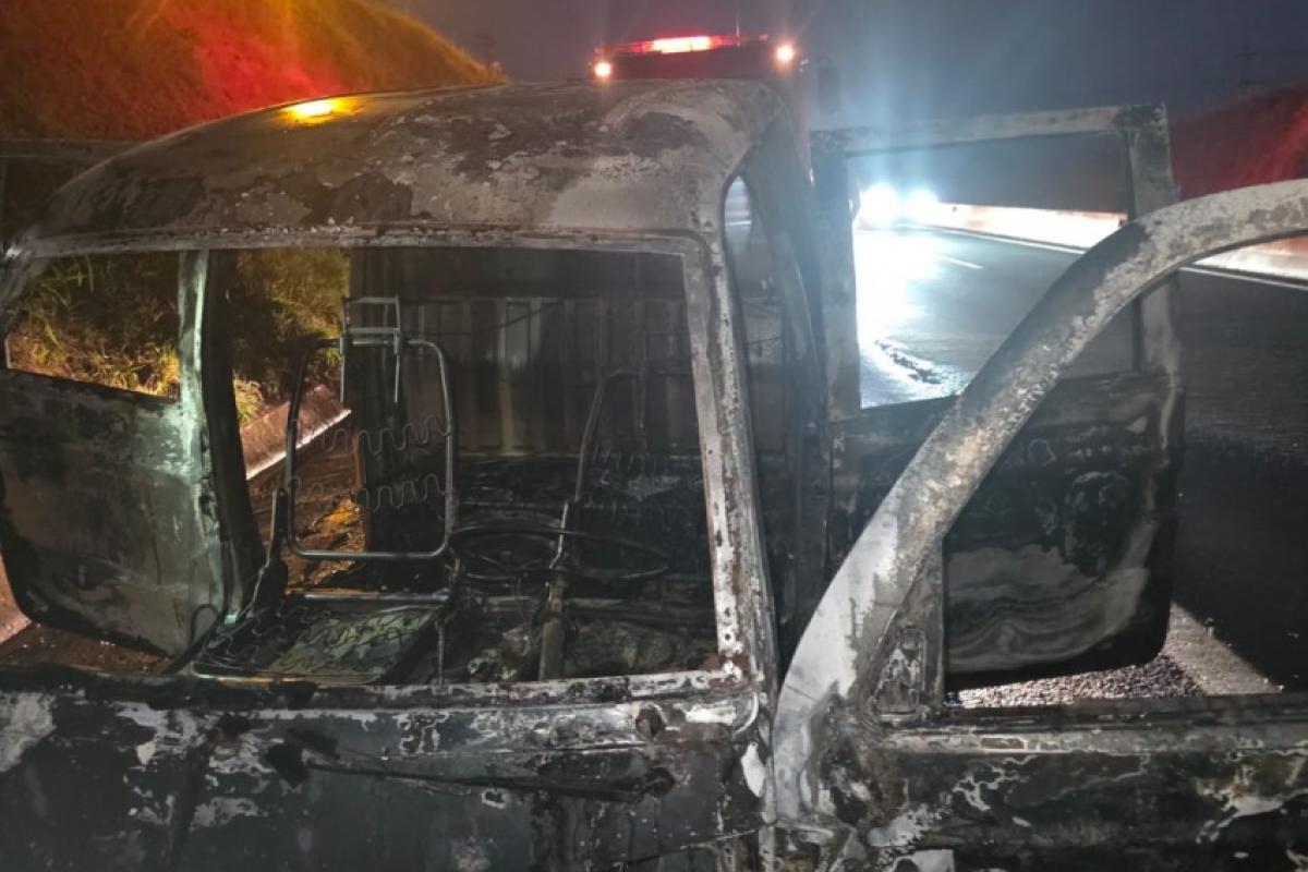 Picape fica destruída após pegar fogo na rodovia Bauru-Marília