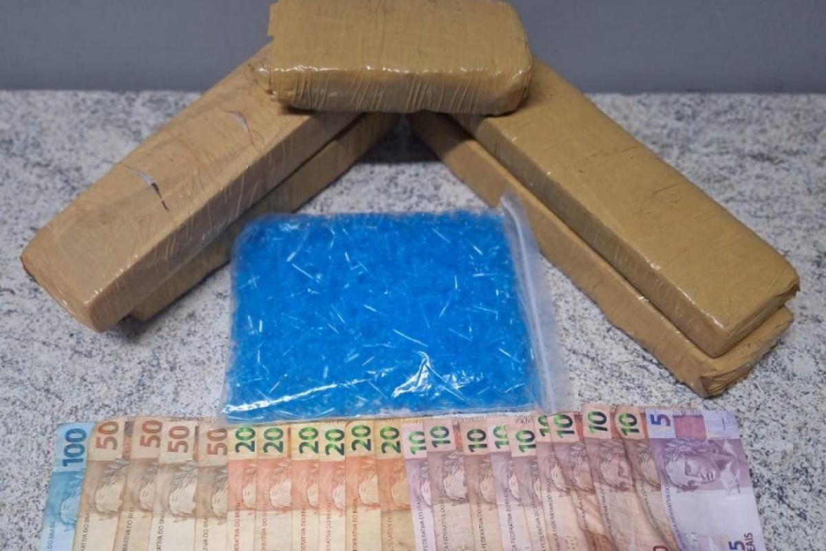 PM flagra 5 tijolos de maconha com suspeito de gerenciar biqueira