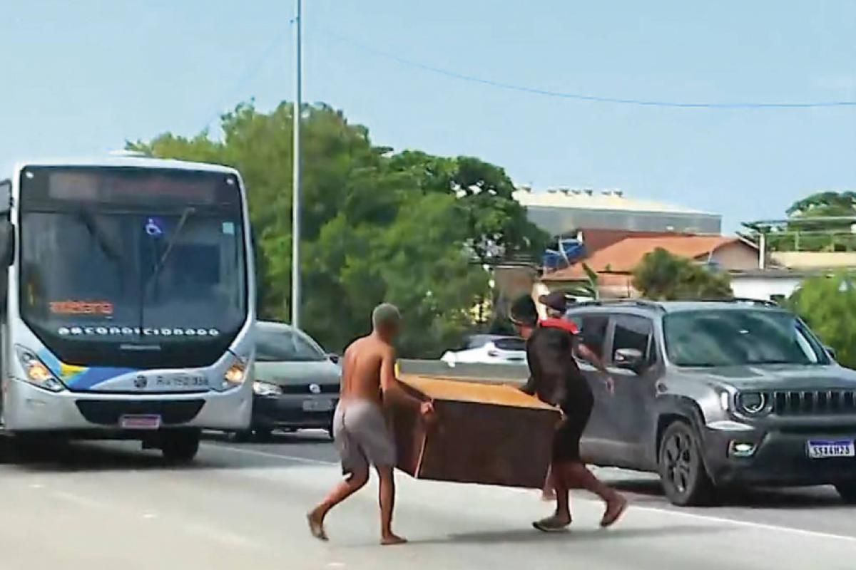 PM mata dois pedreiros: 'ferramentas confundidas com armas'