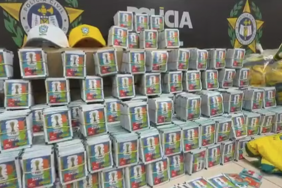 Polícia apreende 200 mil figurinhas falsas da Copa