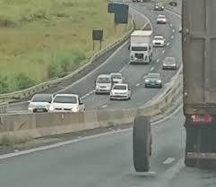 Roda de caminhão se solta na SP-294 e quase causa acidente em Marília. Confira o vídeo