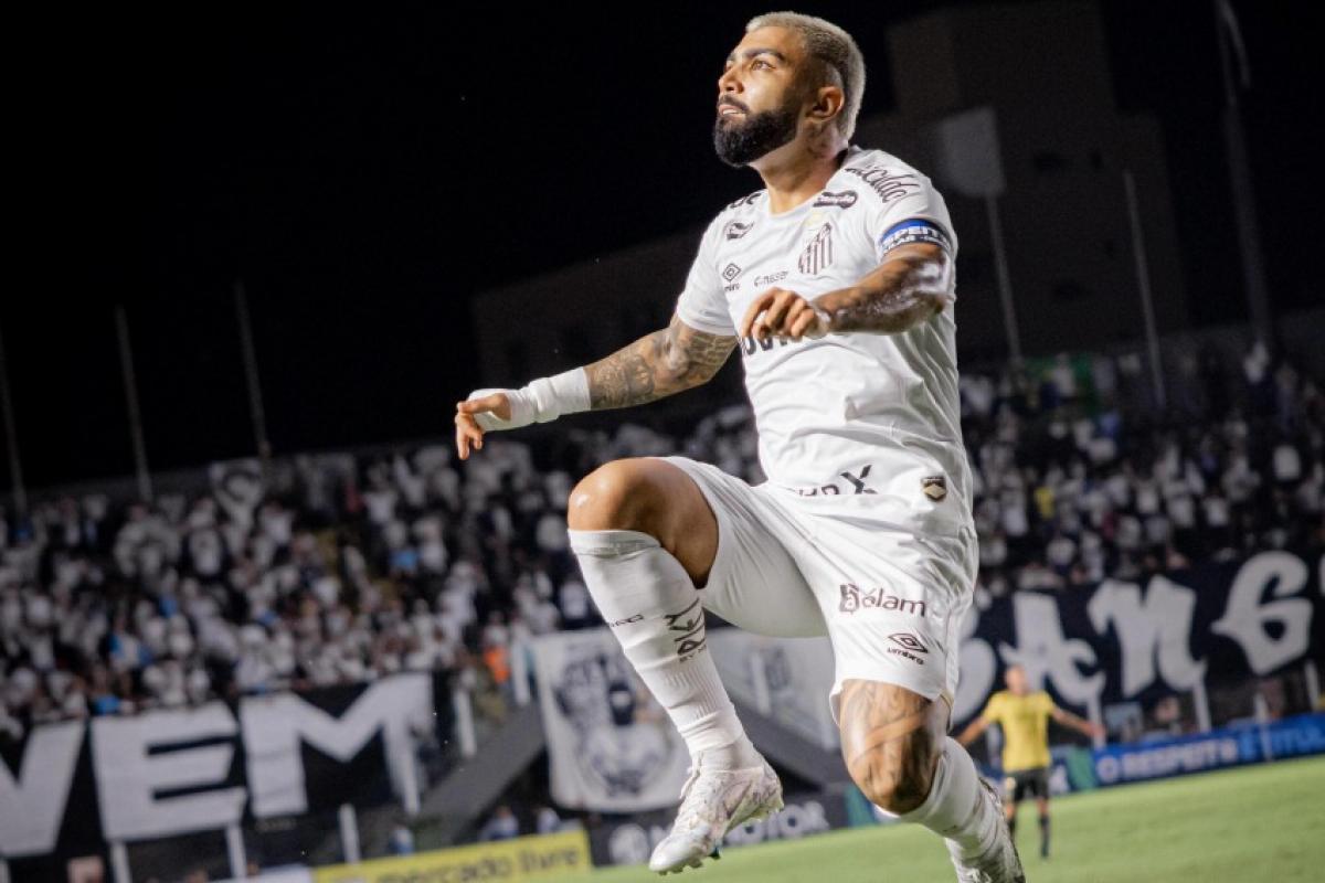 Sob olhares de Neymar e Rodrygo, Gabigol leva Santos aos playoffs
