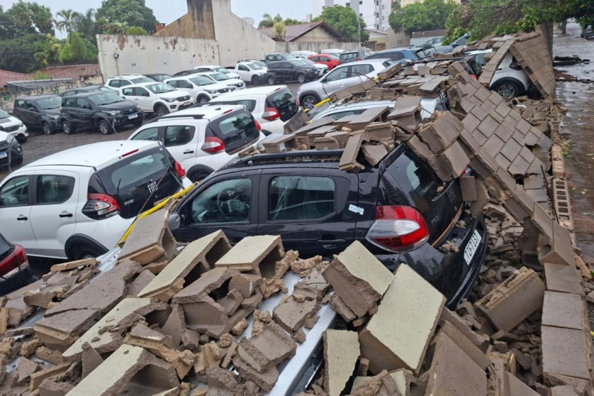 Tempestade derrubou muros em frigorífico, condomínio e garagem