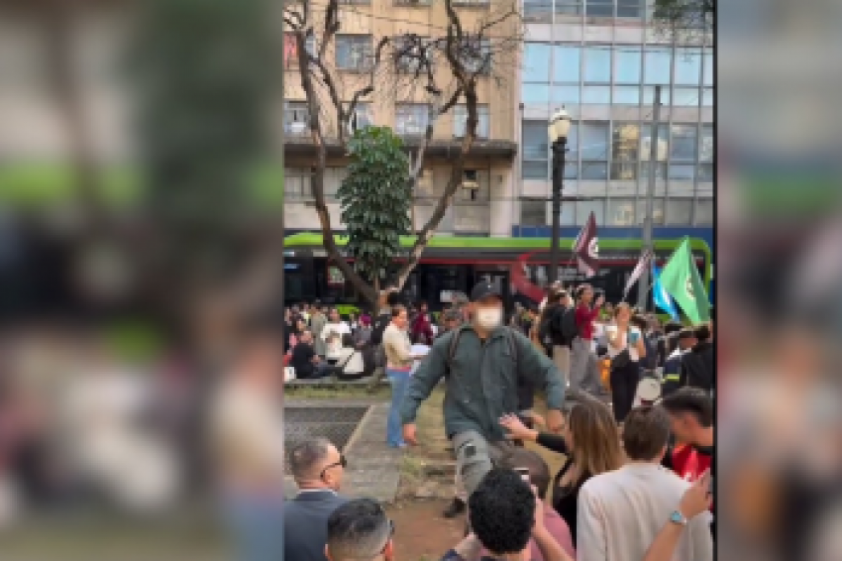 Vereadores provocam universitários em SP e ato tem confronto