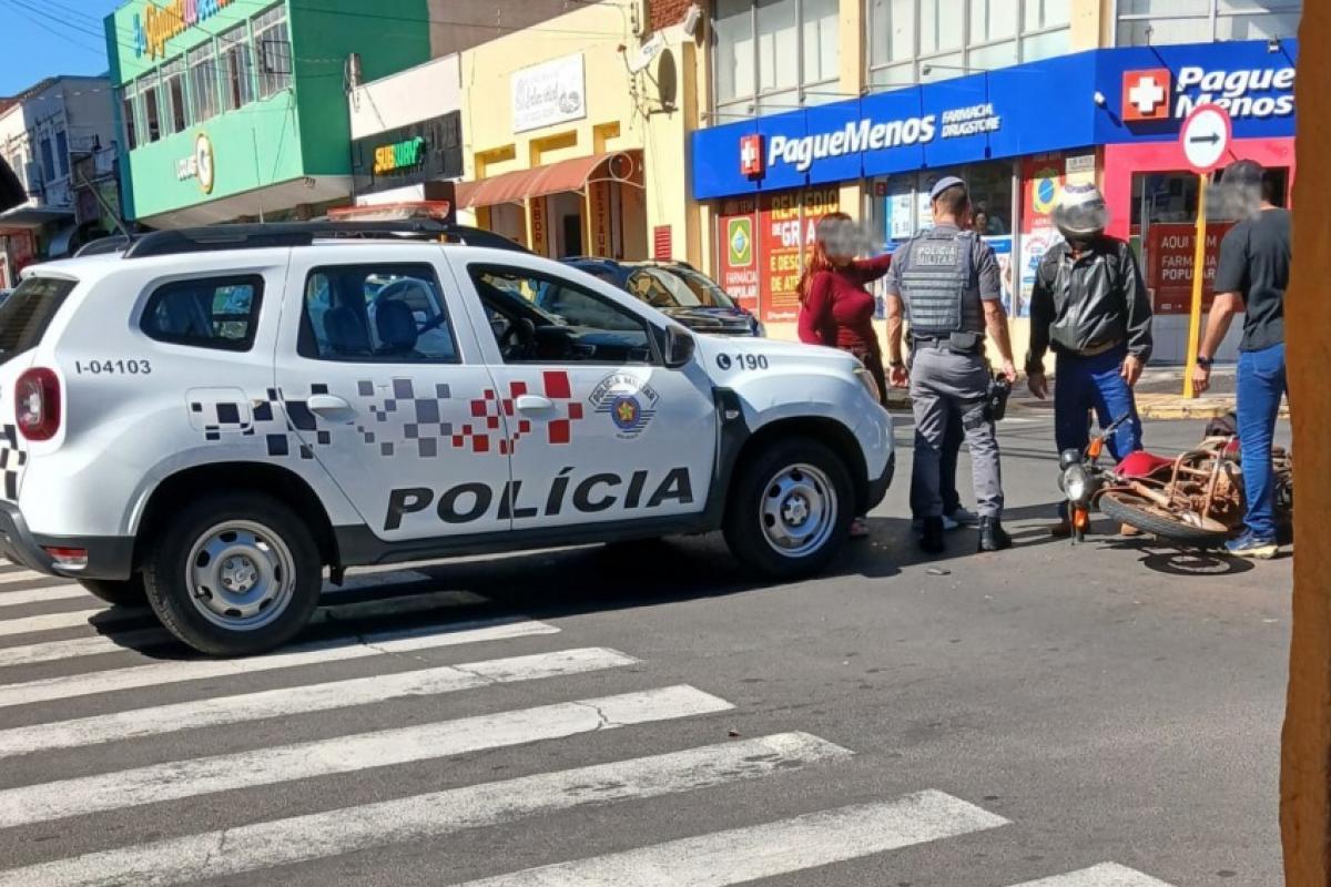 Viatura da PM e moto colidem em cruzamento de Bauru