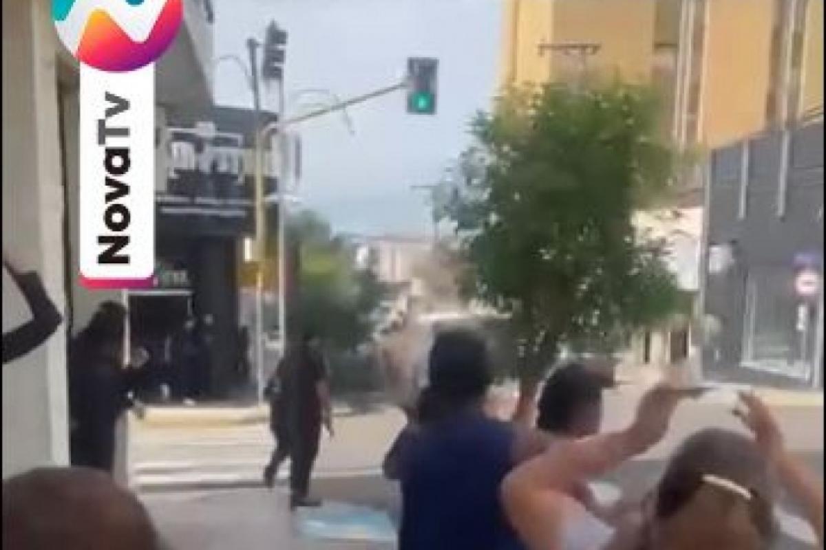 Vídeo impressionante: condutor passa mal e bate em carros parados