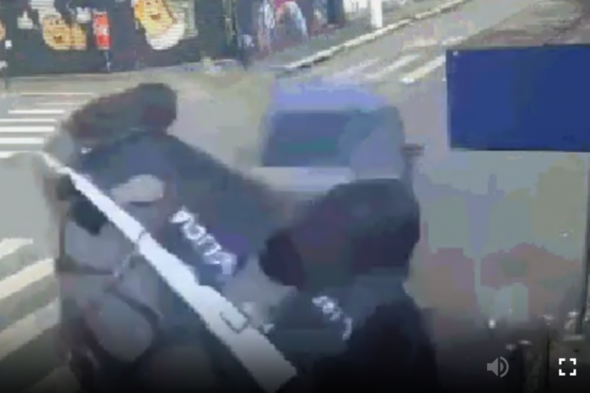 VÍDEO mostra viatura policial capotando após batida em SP