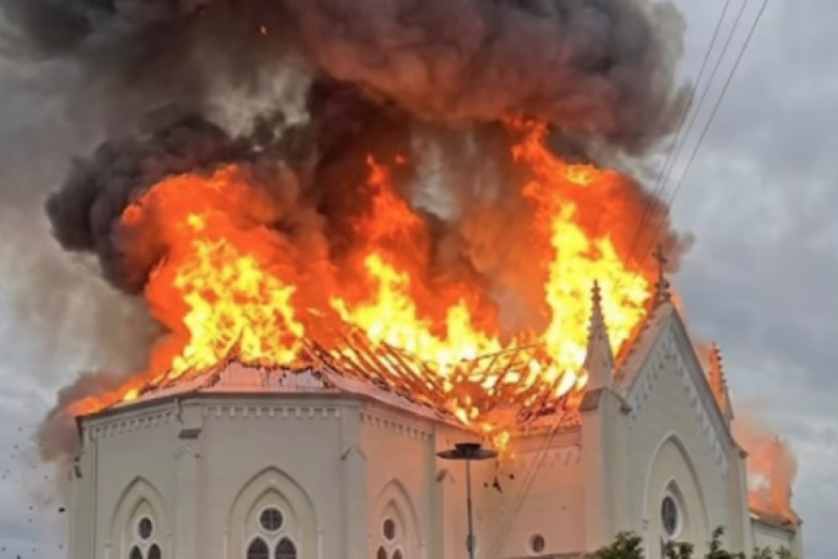 'Virou tudo cinza', diz frei sobre incêndio em igreja centenária