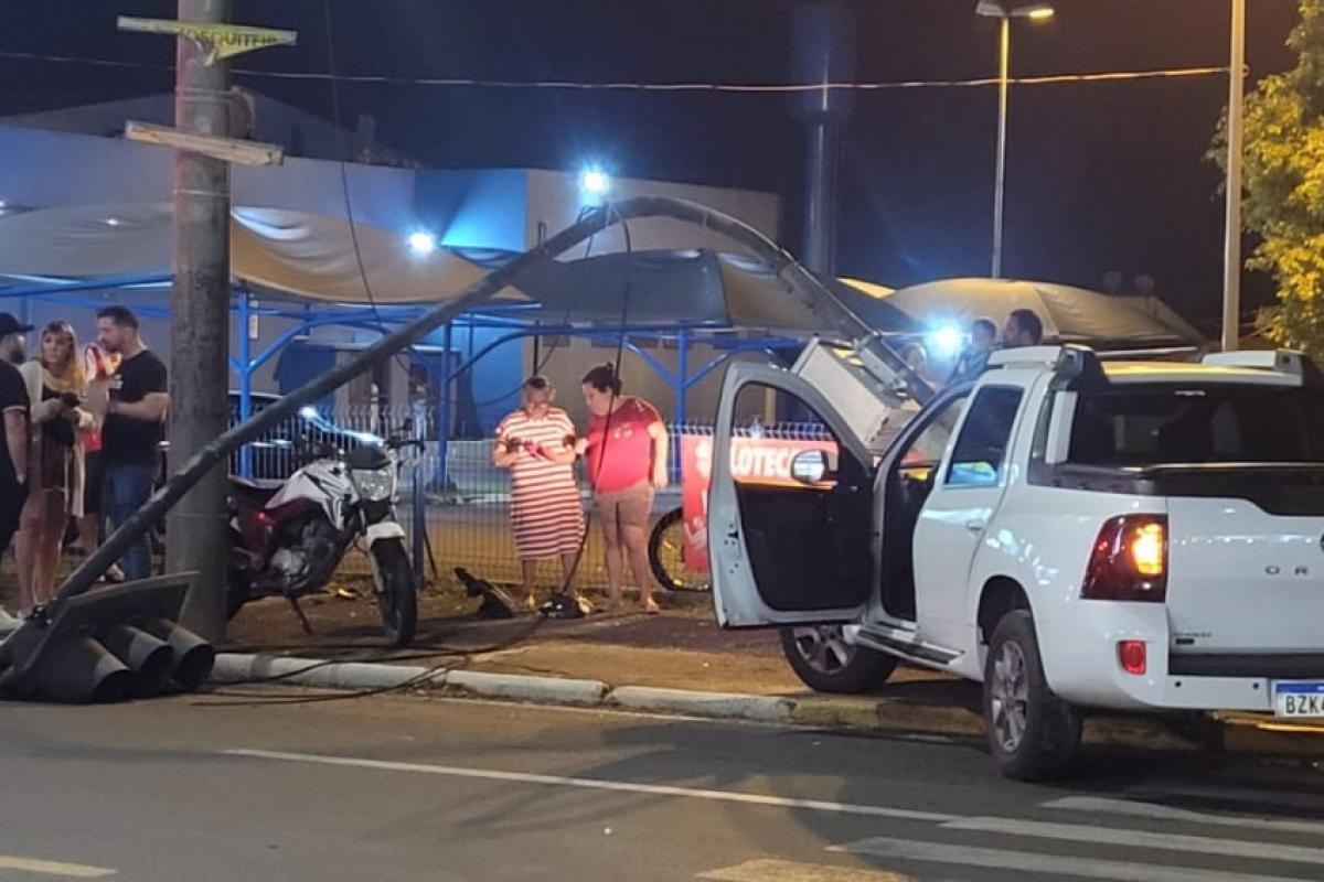 Acidente quebra semáforo e deixa motociclista com fratura exposta