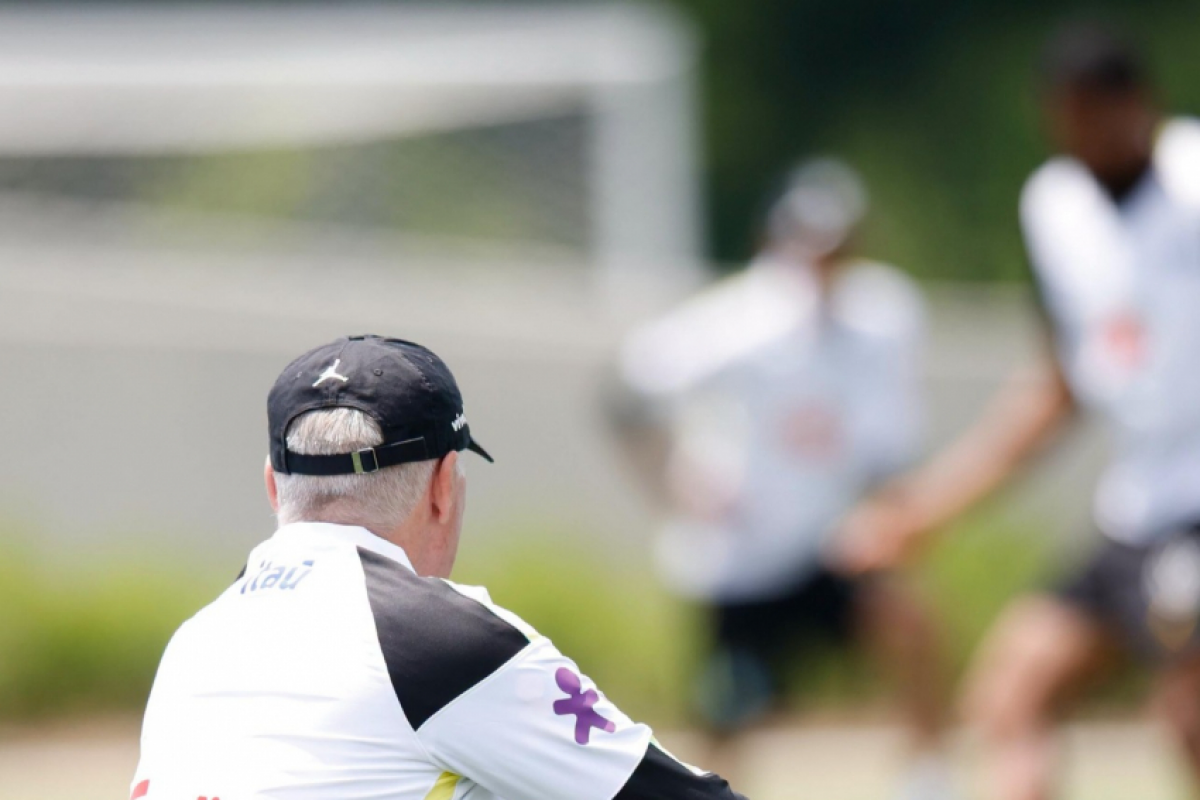Ancelotti busca soluções e faz ajustes em último treino