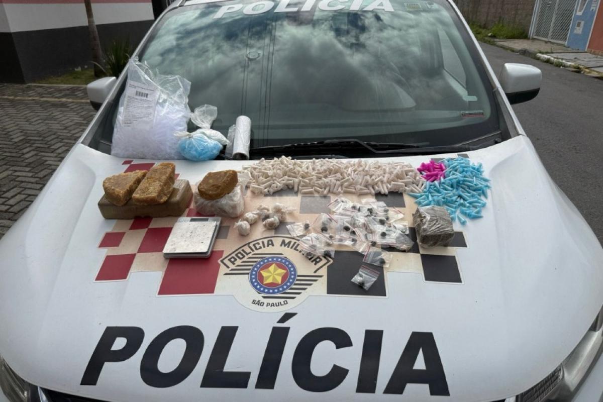 Após denúncia, PM encontra 3 kg em barraco de madeira na região