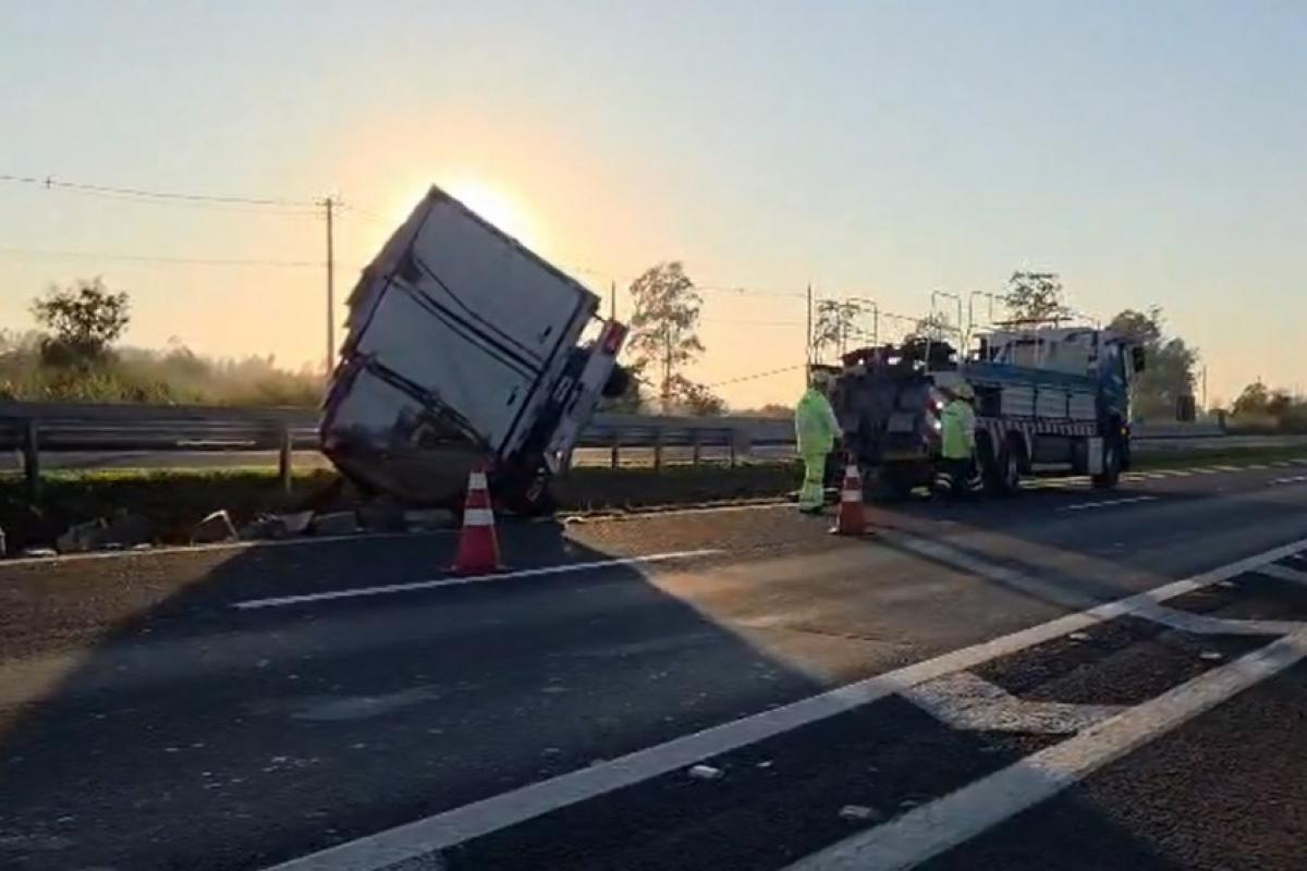 Caminhão tomba após acidente em rodovia de Bauru; VÍDEO