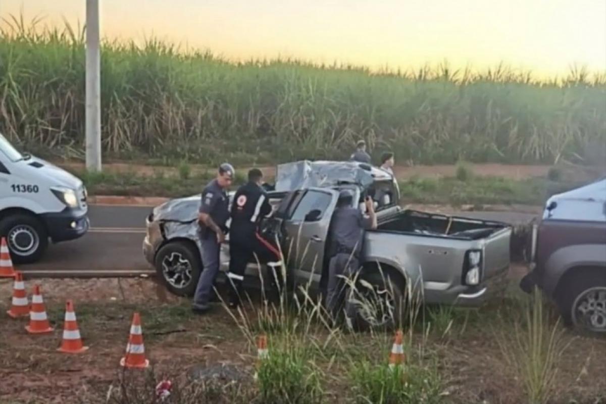 Caminhonete capota em vicinal e mulher fica presa nas ferragens