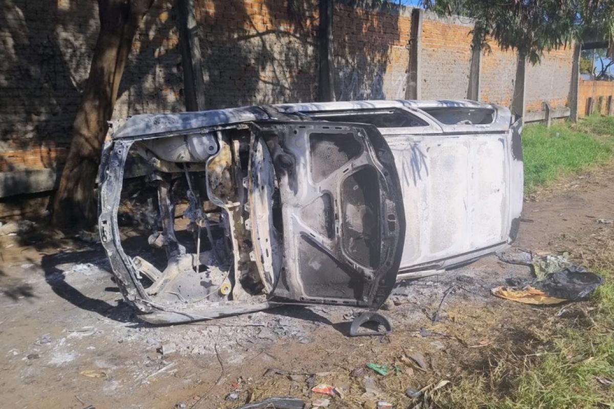 Carro é furtado e depois depenado e queimado em Bauru; VÍDEO