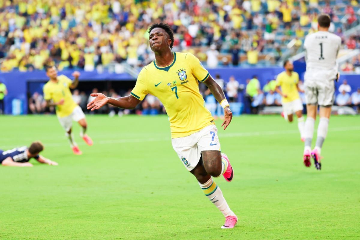 CBF reclama à Fifa de intervenção do VAR em gol anulado de Vini