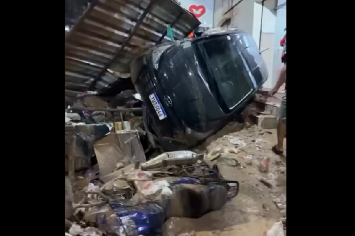 Chuva castiga Rocinha: Deslizamento e carros arrastados; VÍDEO