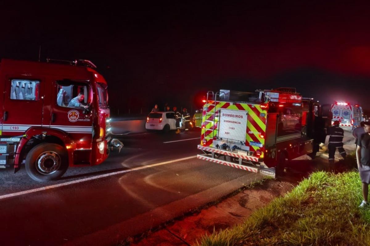 Colisão com mureta na rodovia Bauru-Marília deixa mulher ferida