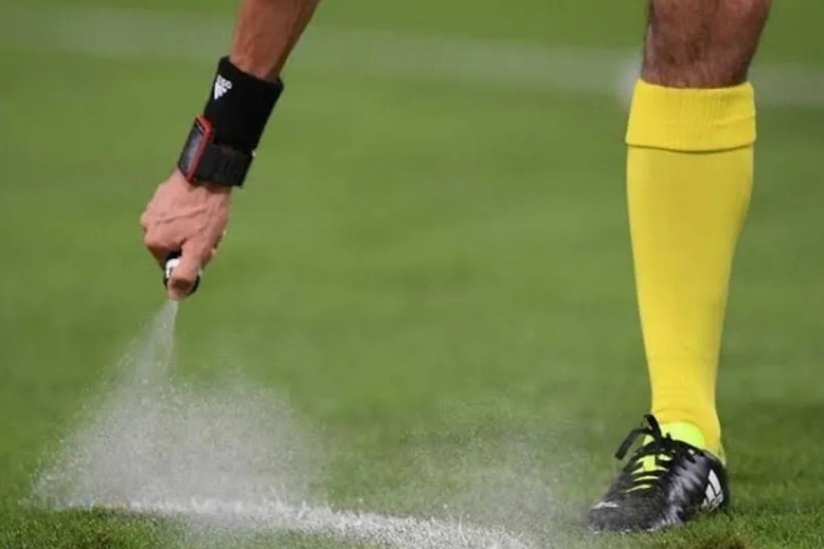 Fifa tira spray dos árbitros na Copa após batalha com brasileiro