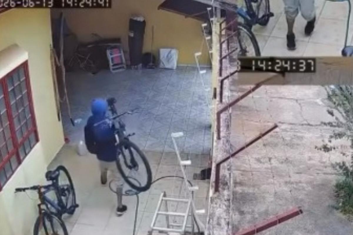 Flagrante: ladrão invade casa de Bauru e furta bicicleta; VÍDEO