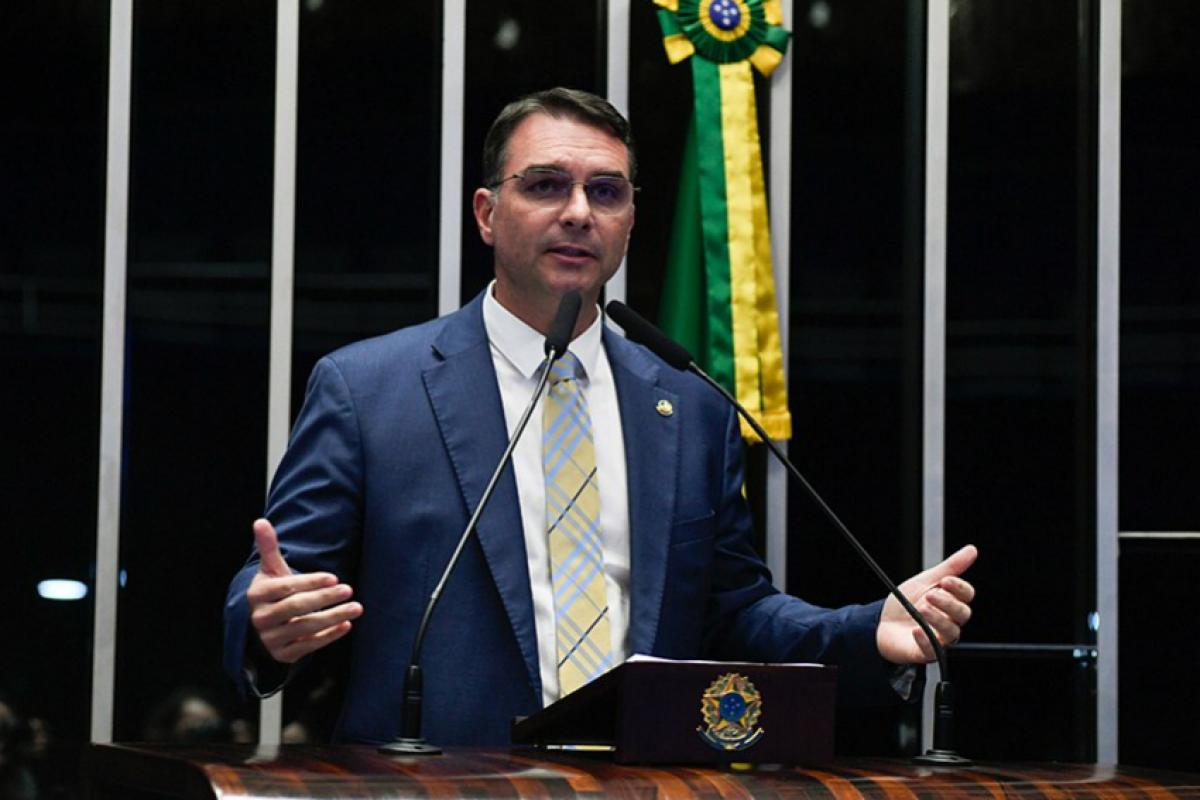 Flávio pede que STF declare Moraes suspeito para julgar repasse